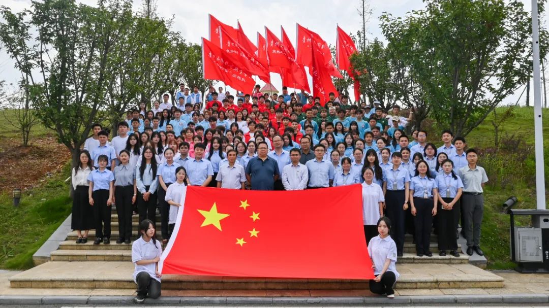 借着星光飘向各地，带着希望点燃梦想—2025暑期“三下乡”社会实践活动