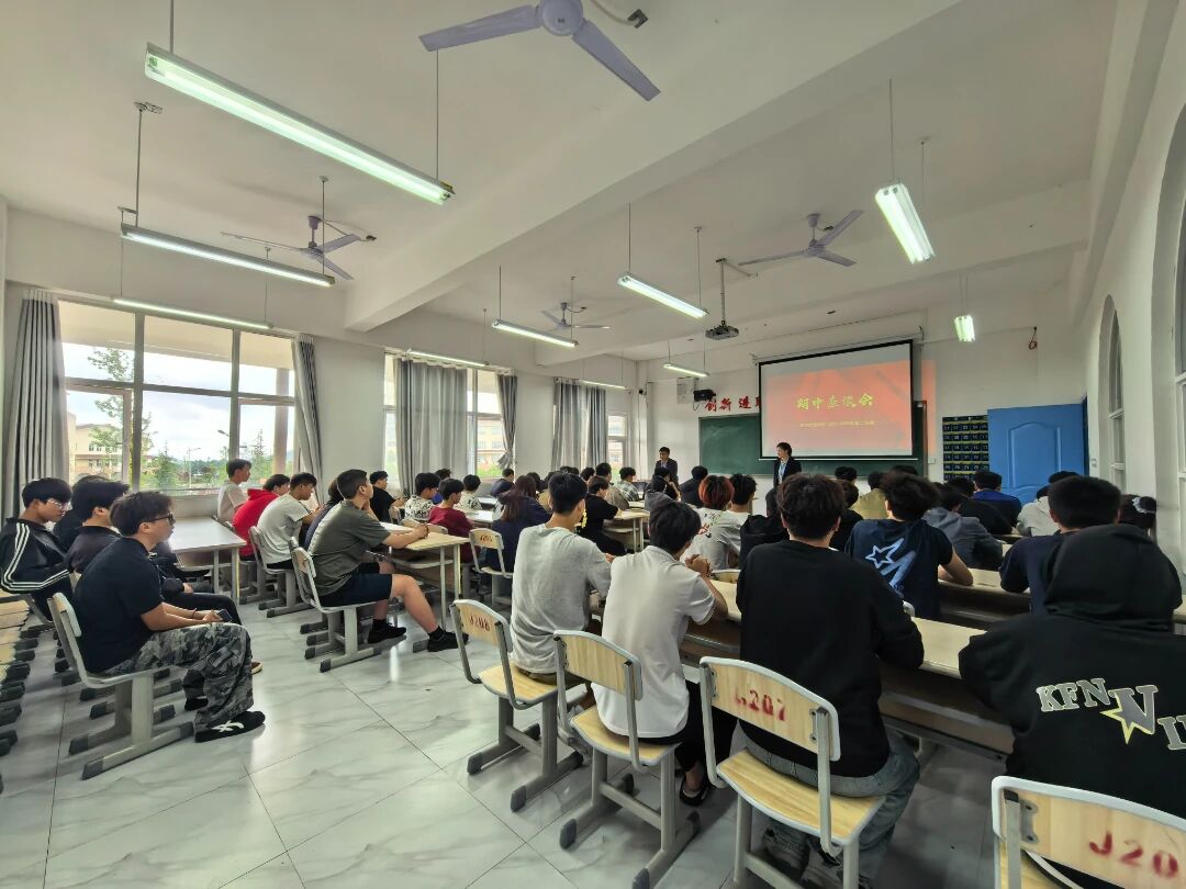 凝心聚力听心声 携手同行促成长：航空管理学院、航空机电学院召开期中学生座谈